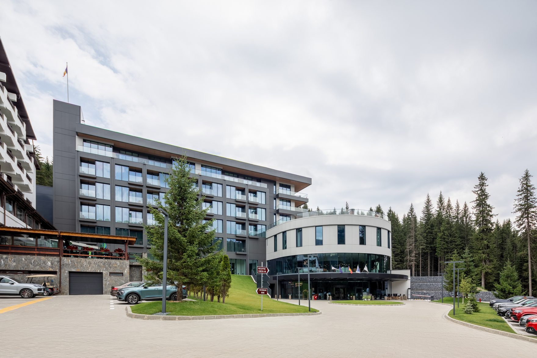 Hotel Peștera vara, în Bucegi